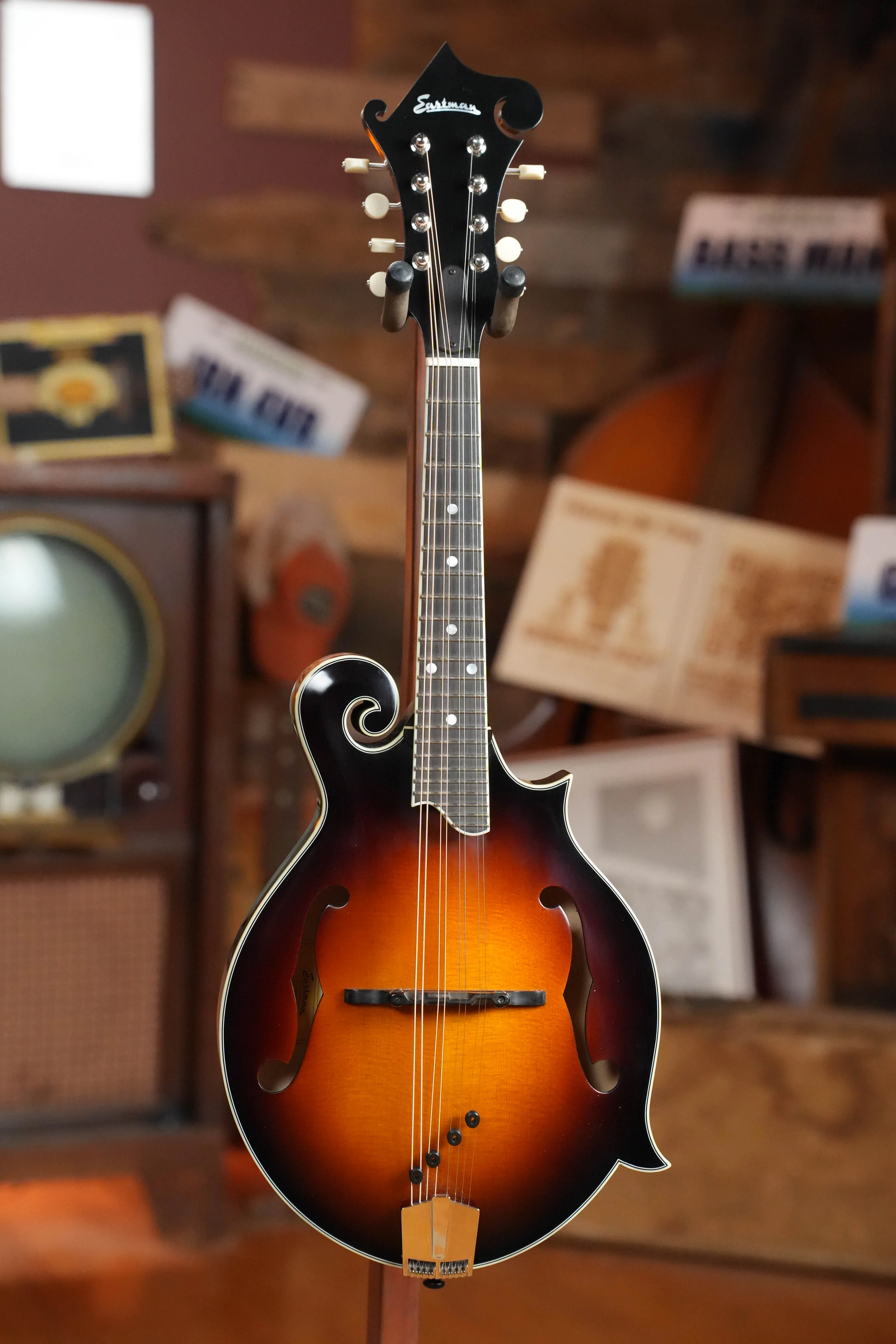*Dread-Not Certified Used* Eastman MD515/TV-WN-SB Spruce/Maple Wide Nut Sunburst F-Style Mandolin #2640 - Image 6