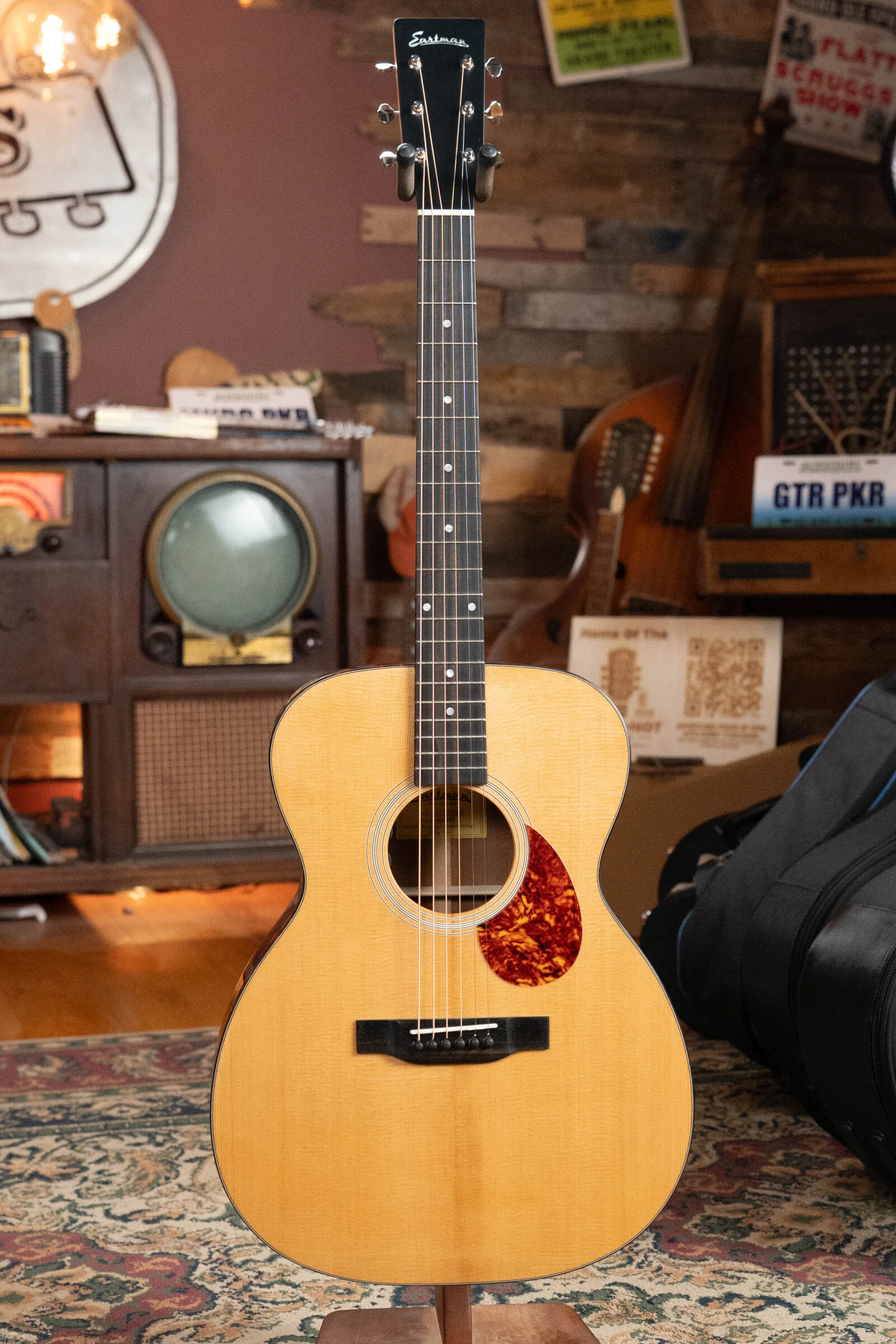 Eastman E1OM-DLX All Solid Sitka/Sapele Guitar w/Fishman Pickup #2909 - Image 5