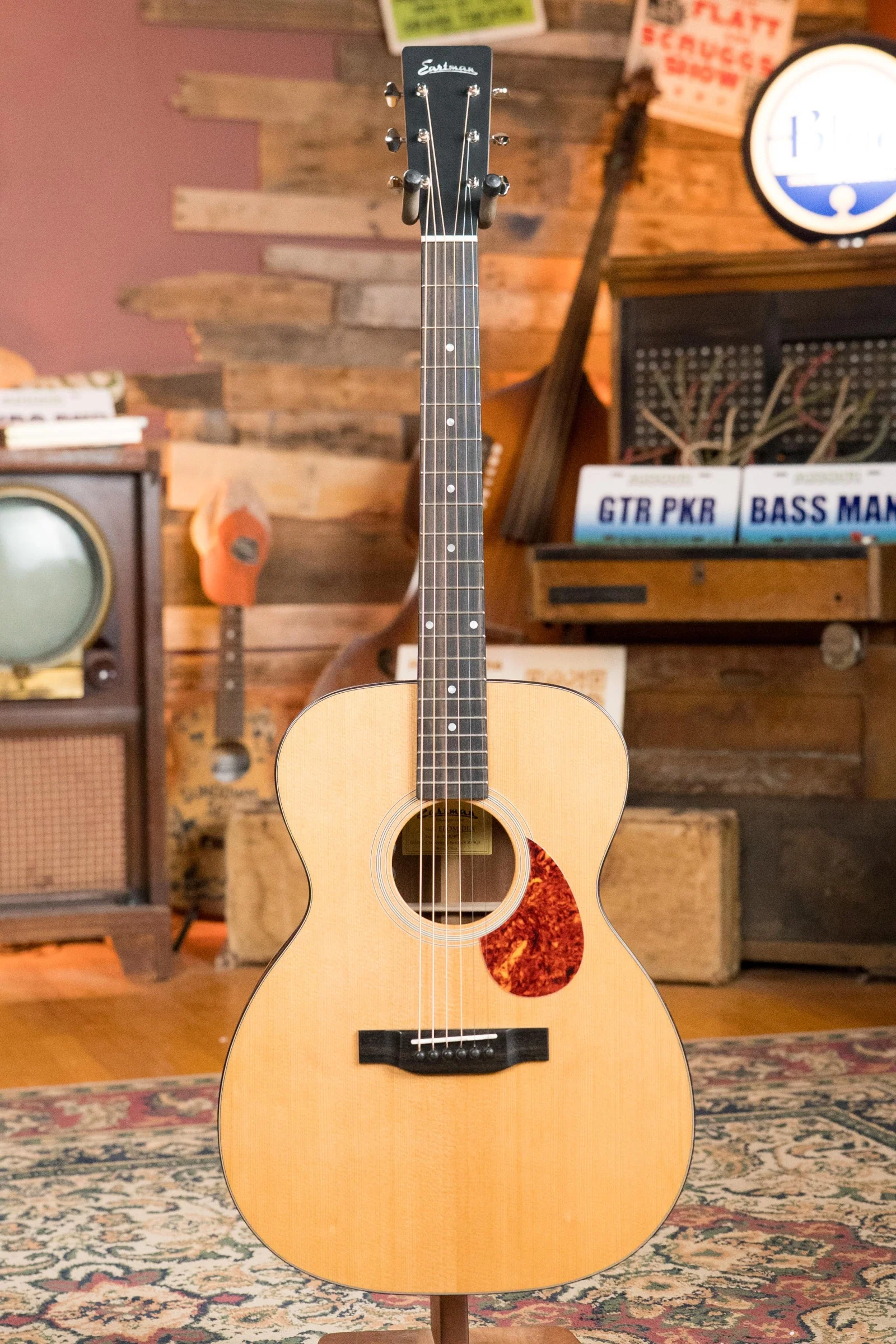 Eastman E1OM-DLX All Solid Sitka/Sapele Guitar w/Fishman Pickup #4853 - Image 5