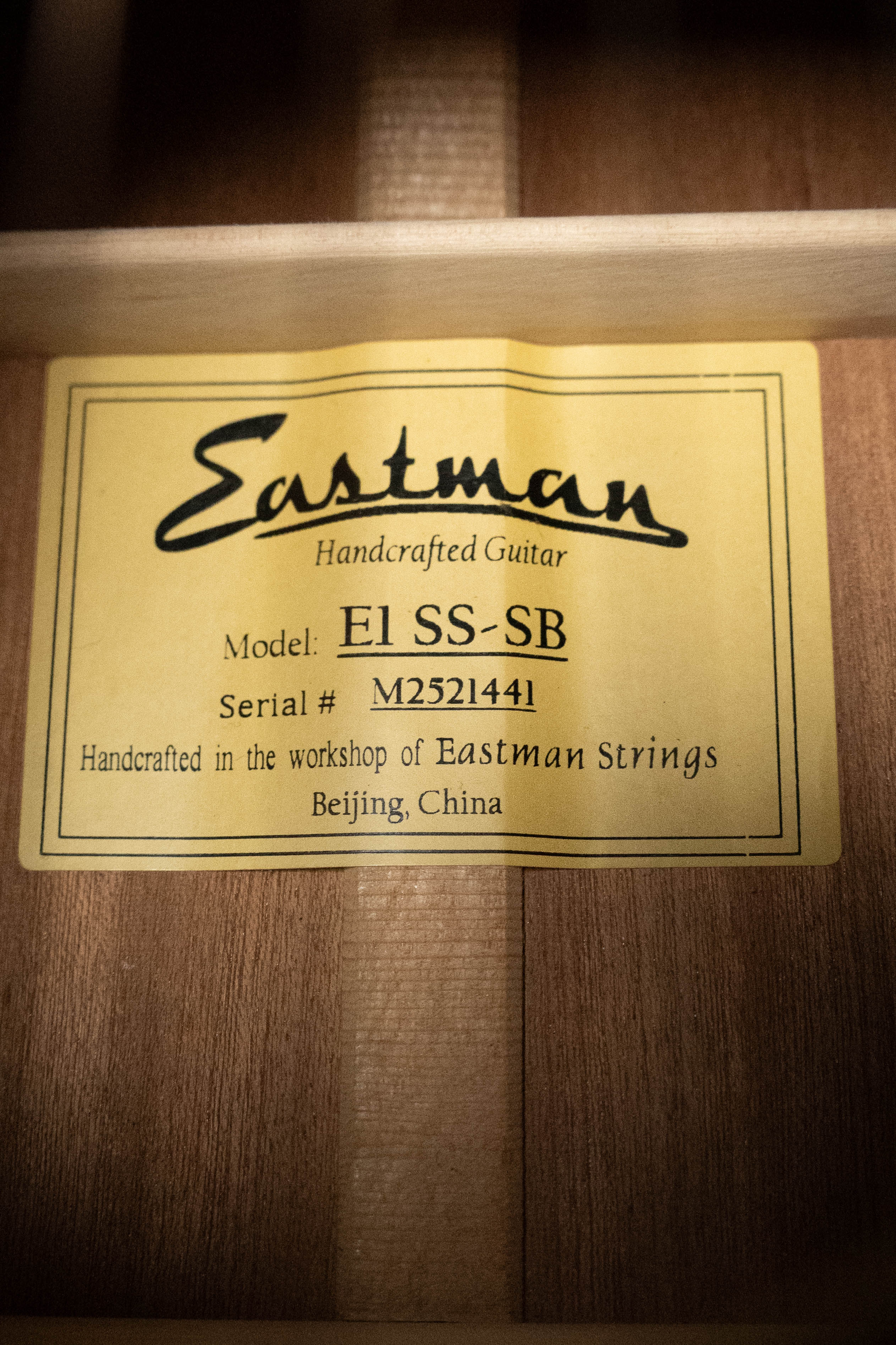 Eastman E1SS-SB Sitka/Sapele Sunburst Slope Shoulder Dreadnought Acoustic Guitar #1441 - Image 4