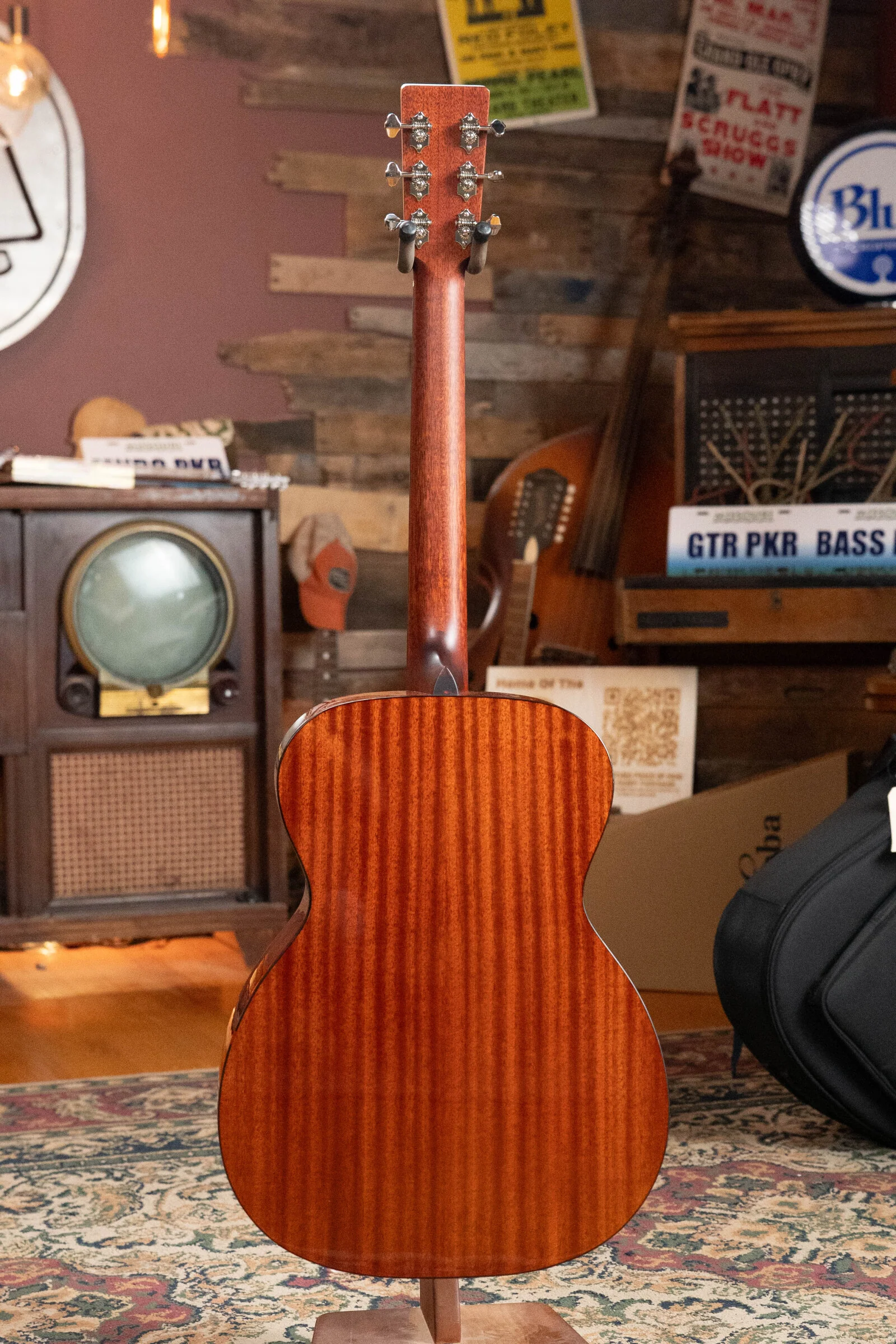 Eastman E2OM-DLX-SB Cedar/Sapele Sunburst Guitar w/Fishman Pickup #9681 - Image 9