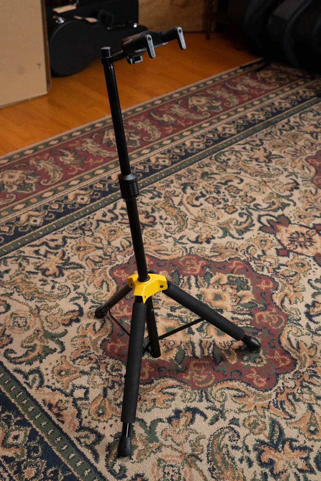 Hercules Auto Grip Single Guitar Stand w/Foldable Yoke (GS415BPLUS) - Image 2