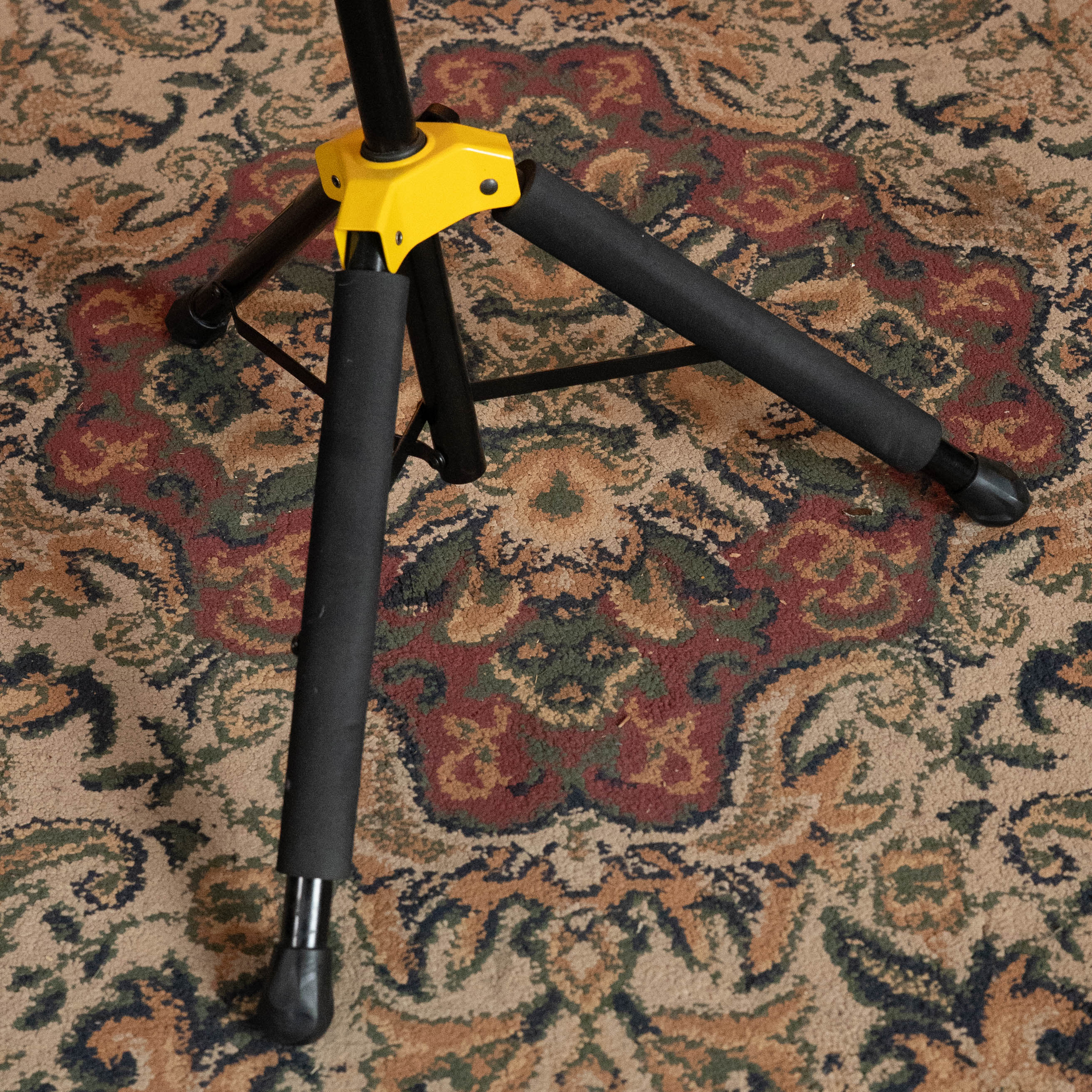 Hercules Stand Auto Grip System (AGS) Single Guitar Stand With Foldable Yoke (GS415B) - Image 2