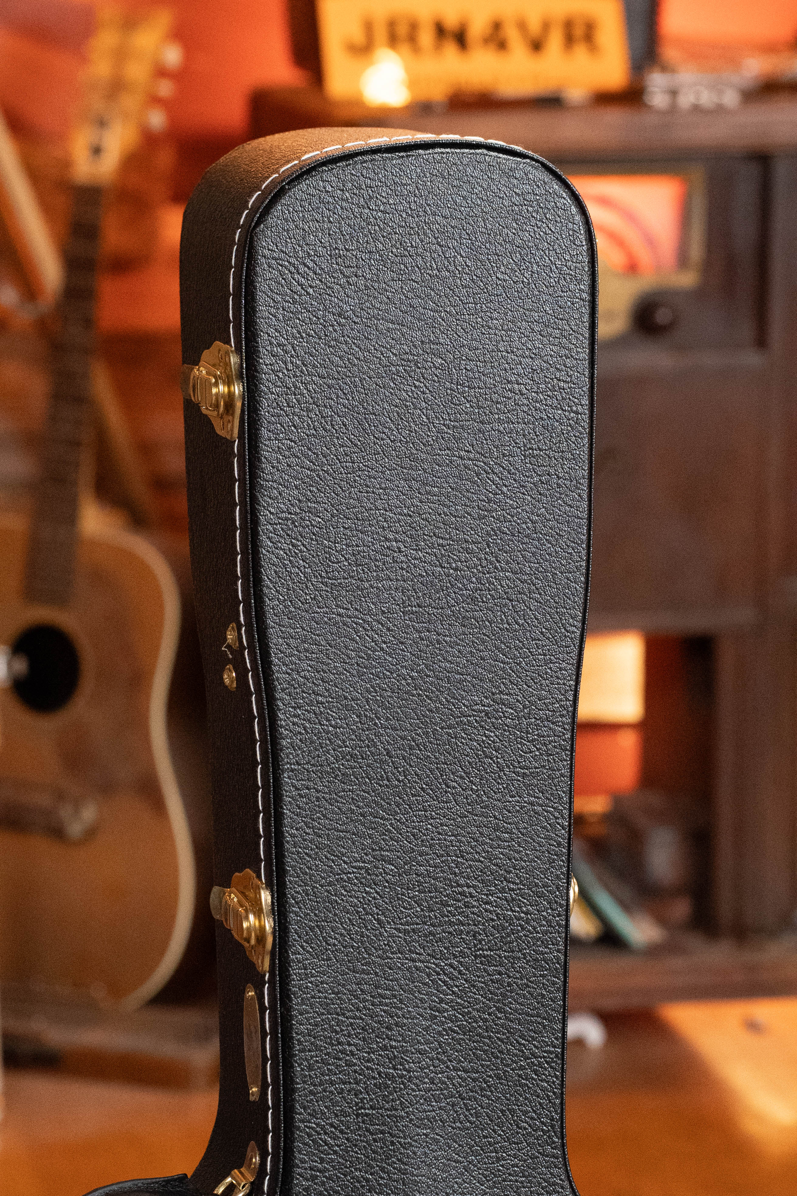 TKL AVS-605 American Vintage Series Hardshell Guitar Case - OM / OOO - Image 4